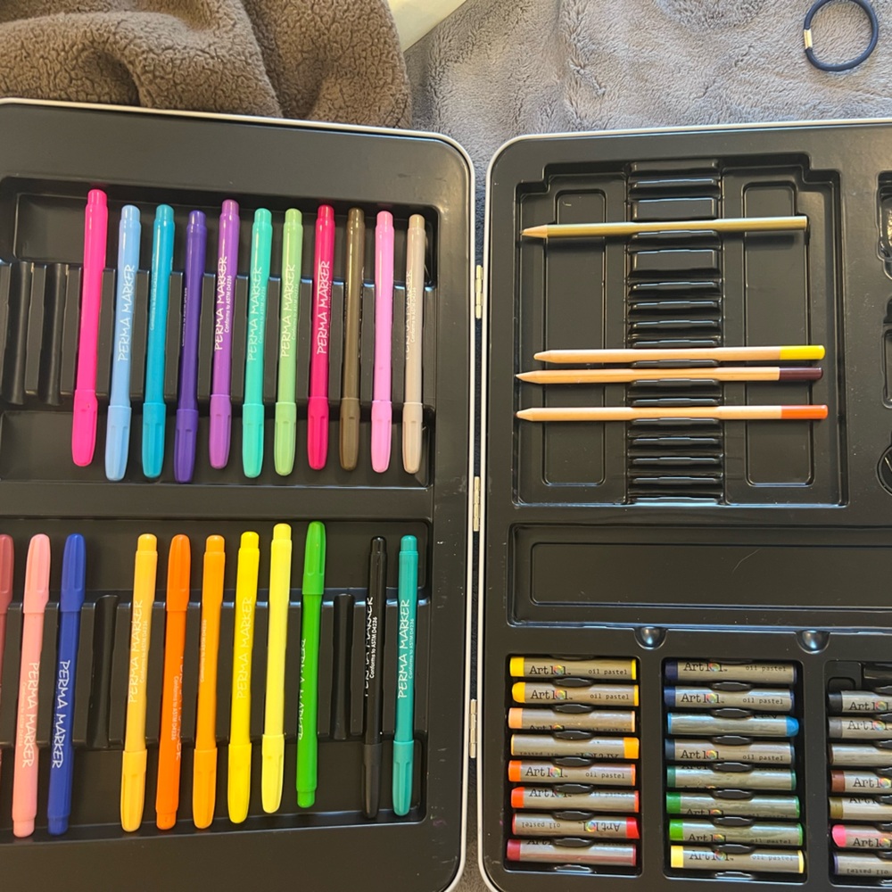 Art supplies kit